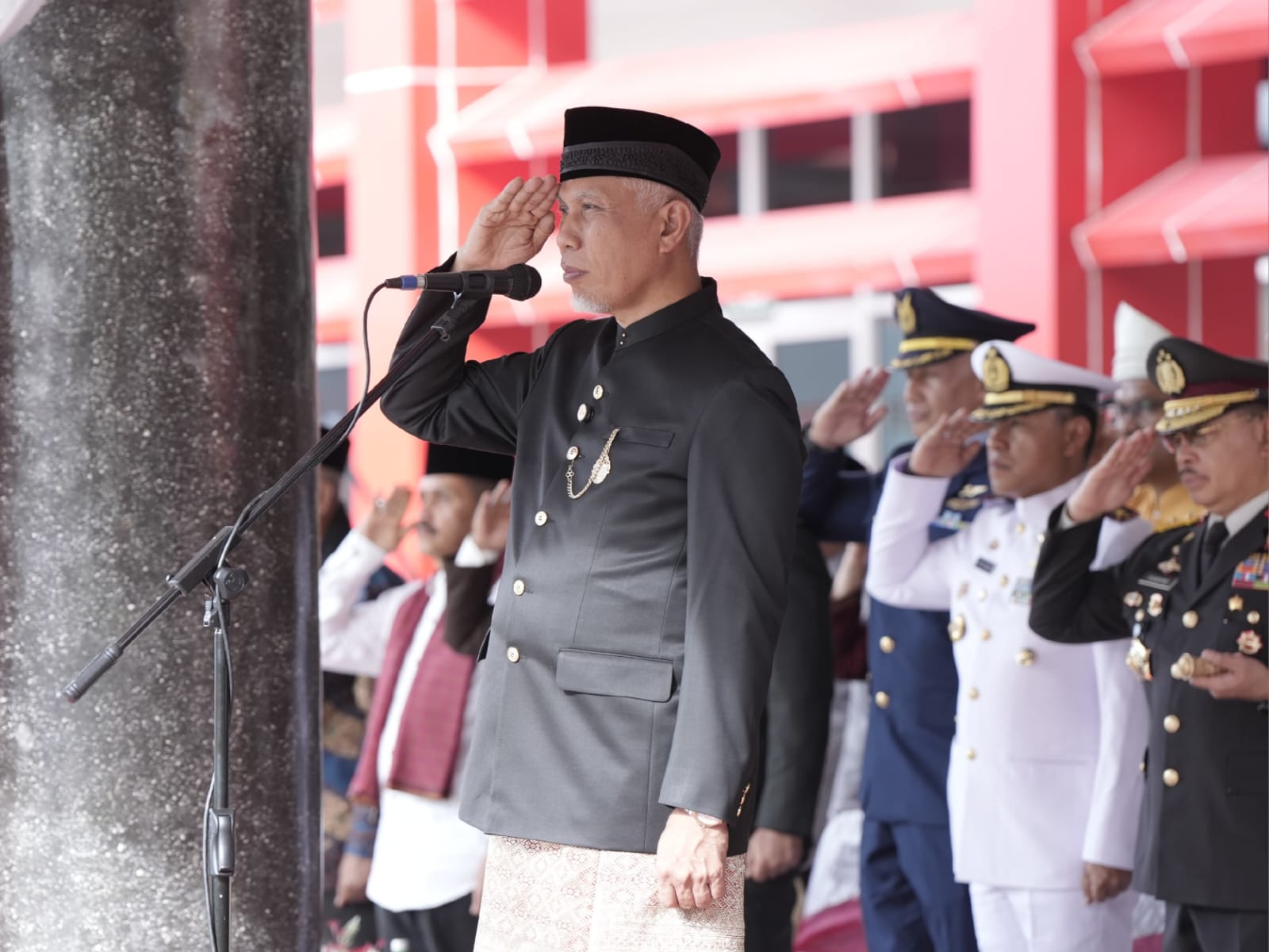 Gubernur Sumatera Barat, Mahyeldi, bertindak sebagai inspektur upacara (Irup) pada Peringatan Hari Lahir (Harlah) Pancasila tahun 2024, di halaman kantor Gubernur, Sabtu (1/6/2024). Foto Adpsb. 