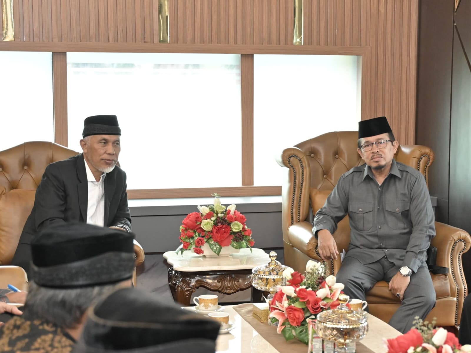 Gubernur Sumbar Mahyeldi (kiri) menerima audiensi sejumlah pengurus KAN Padang Panjang dan Padang Pariaman. Foto Adpsb. 