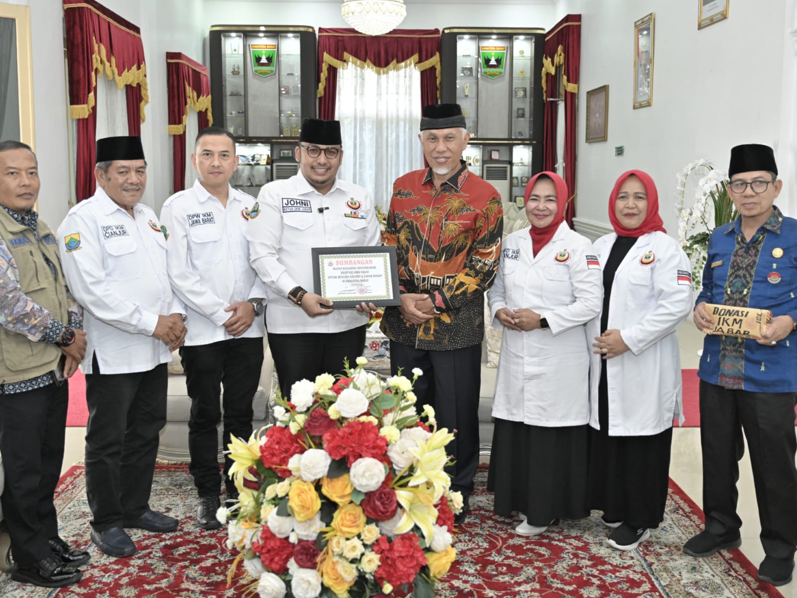 Gubernur Sumbar Mahyeldi, saat menerima donasi IKM Jawa Barat di Istana Gubernuran, Kamis (6/6/2024). Foto Adpsb. 