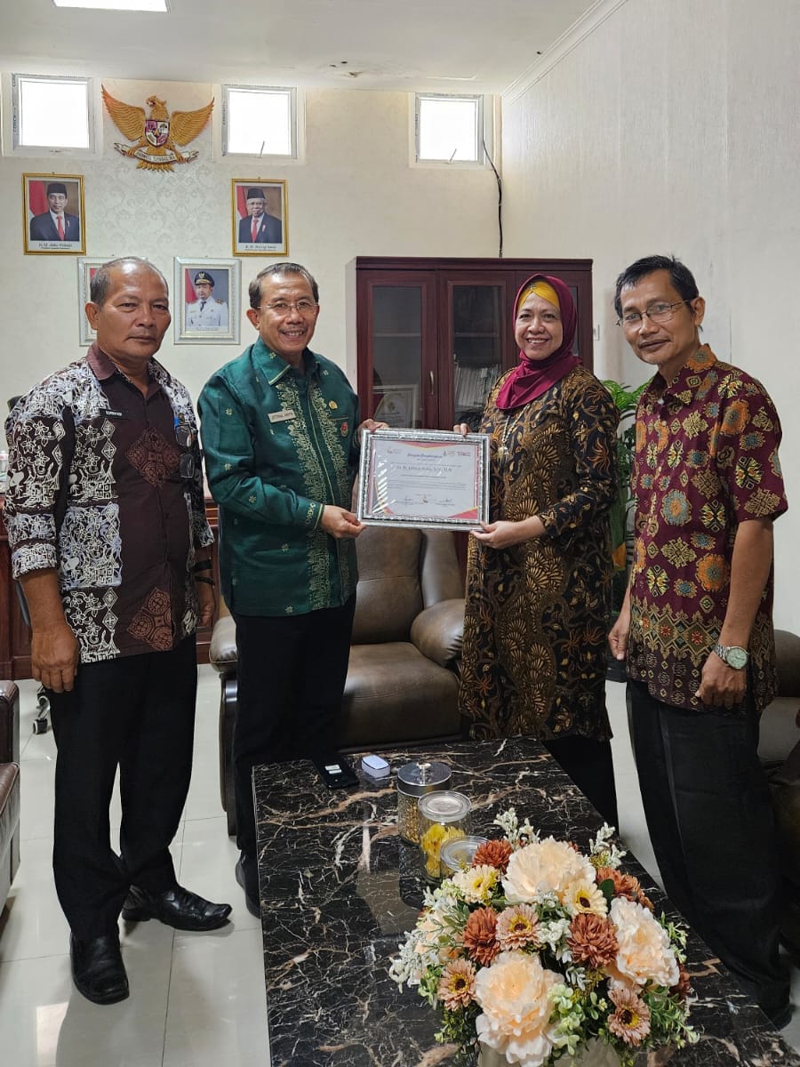 Panitia IMLF-2 menyerahkan penghargaan kepada Kepala Dinas Kebudayaan Sumbar, Jefrinal Arifin. Foto Satupena.