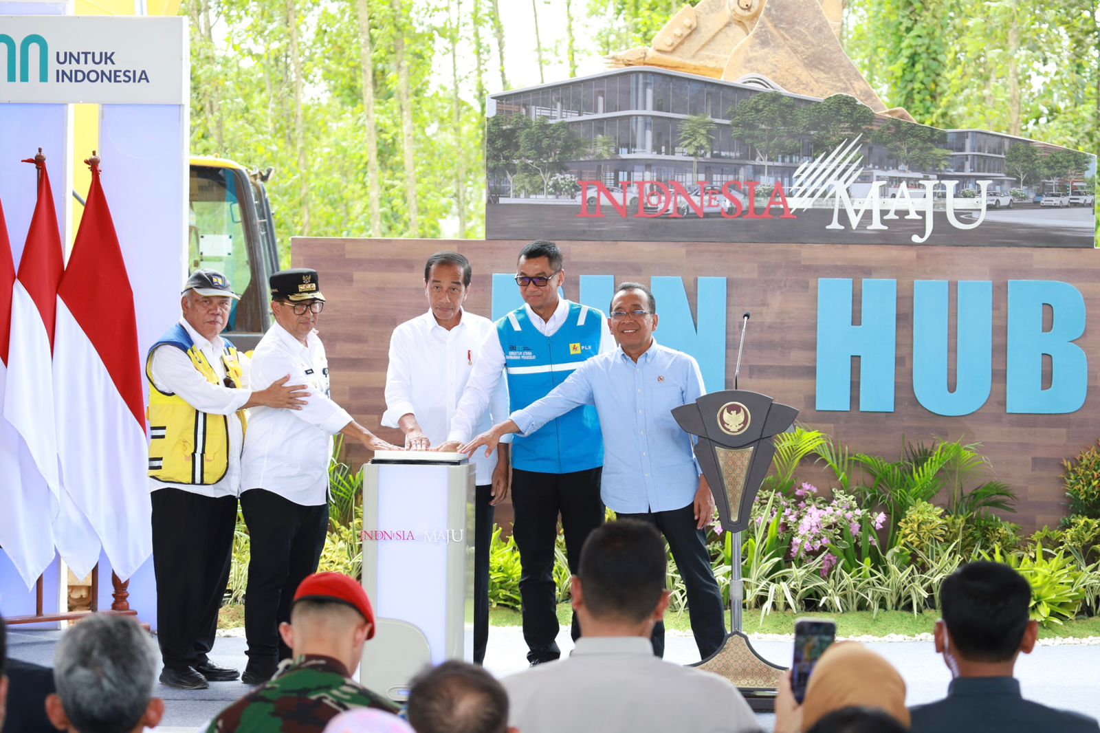 Peresmian _groundbreaking_ pembangunan PLN Hub di Pusat Ibu Kota Negara (IKN) Nusantara yang dilakukan oleh Presiden Republik Indonesia Joko Widodo (tengah), Menteri Sekretaris Negara Praktikno (paling kanan), Menteri Pekerjaan Umum dan Perumahan Rakyat B