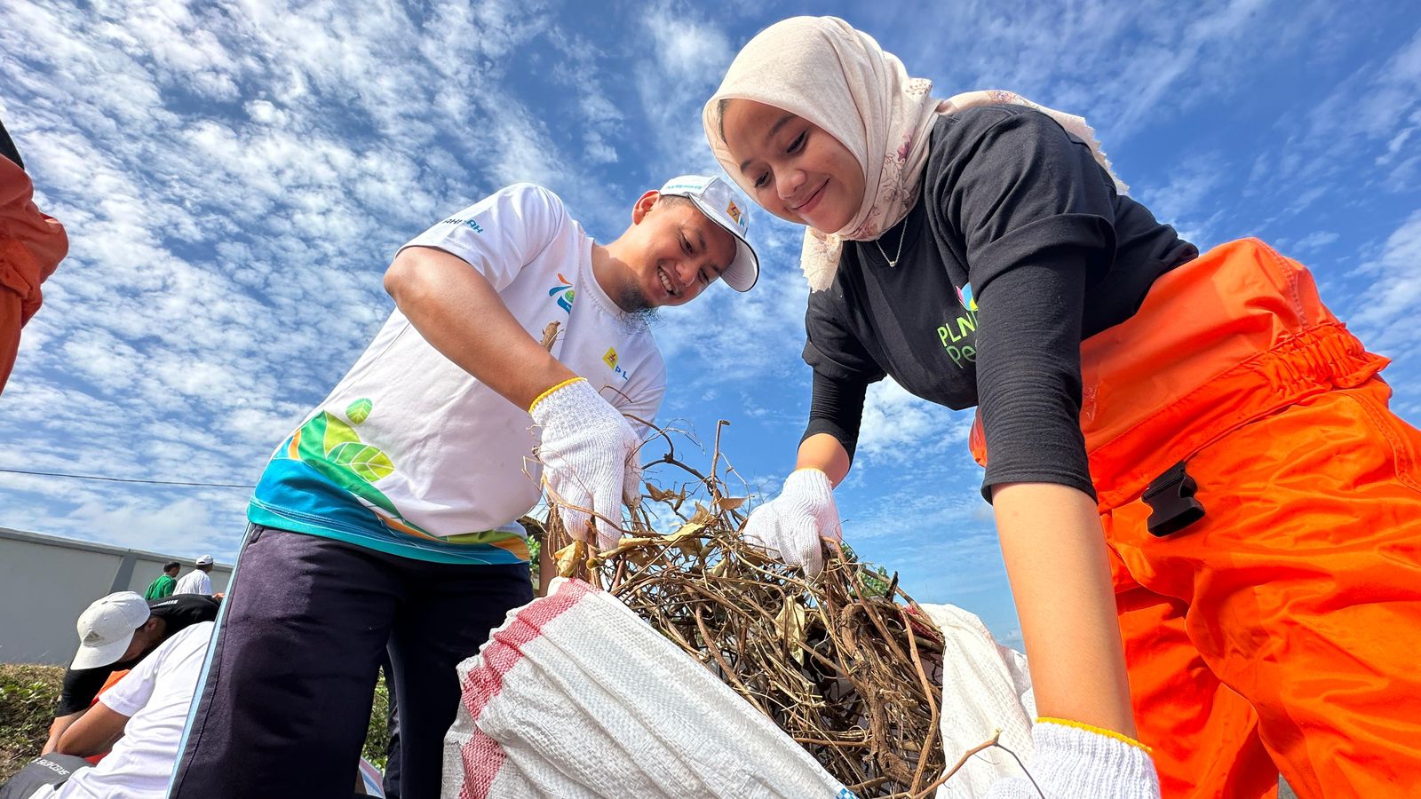 Pegawai PLN Unit Induk Wilayah NTB bersama Komunitas Peduli Lingkungan mengikuti kegiatan _Green Employee Involvement_ pada Rabu (5/6) di Pantai Tanjung Karang, Kota Mataram, NTB.