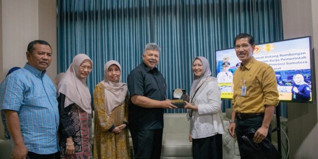 Walikota Solok Zul Elfian Umar disambut  Wakil Direktur Umum drg.Dianita Rahmi dan Wakil Direktur Pelayanan dr. H.Tris Cahyoso, MARS diruang RSUD Kota Mataram, Nusa Tenggara Barat, Sabtu (08/06/24).