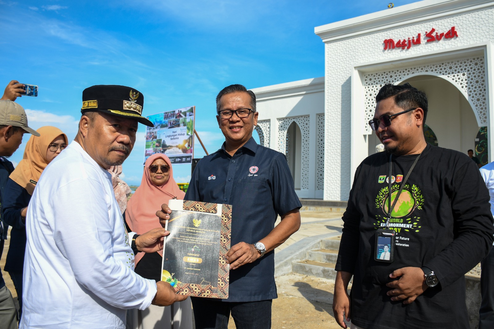 Dirut PT Semen Padang Indrieffouny Indra menerima Piagam PROPER EMas dari KLHK pada acara peringatahan Hari Lingkungan Hidup Sedunia tahun 2024 Tingkat Sumbar di halaman Masjid Sirah, Muaro Mati, Kecamatan Tanjung Mutiara, Kabupaten Agam, Sumbar, Rabu (12