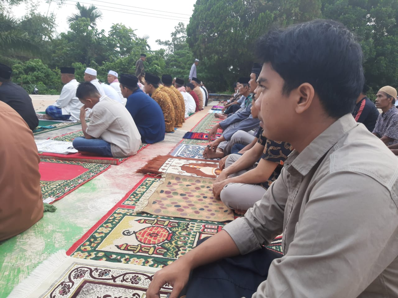 Warga memadati lapangan SMKN 2 Sawahlunto untuk menunaikan ibadah sholat Idul Adha, Senin (17/6/2024). Foto ist.