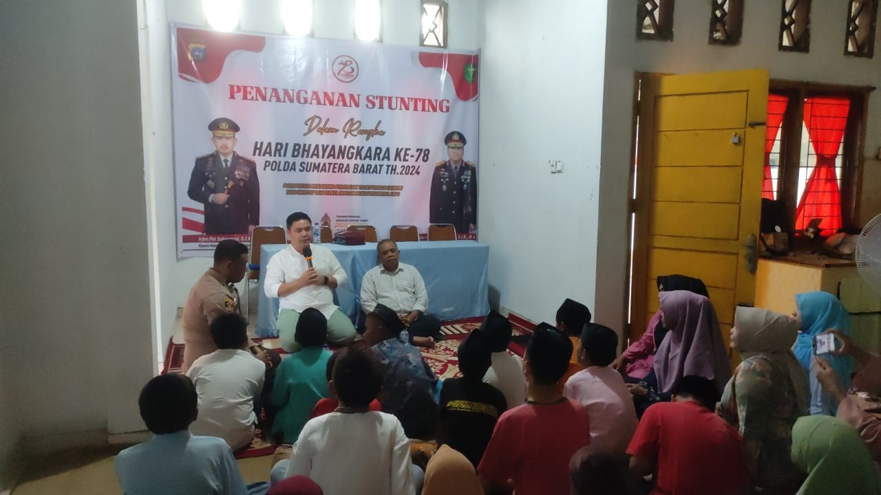 Willy Oktaris (tengah) sedang memberikan motivasi puluhan anak yatim di Yayasan Berkah Amal Salih (yBAS), Jumat, 21 Juni 2024. Foto ist.