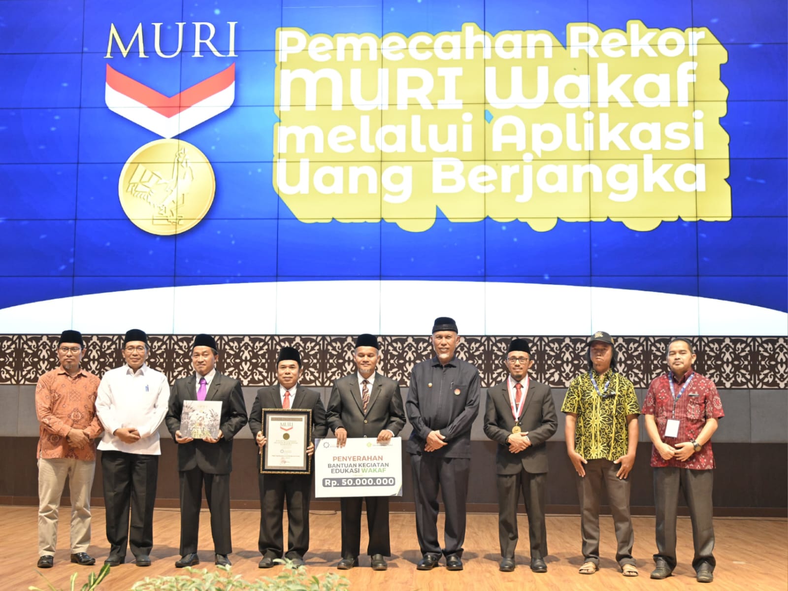 Gubernur Sumbar Mahyeldi menghadiri Seminar Wakaf Internasional, pemecahan Rekor MURI terkait Wakaf Uang, serta Peluncuran Buku 20 Tahun Perguruan Islam Ar Risalah, Senin (24/6/2024). Foto Adpsb. 