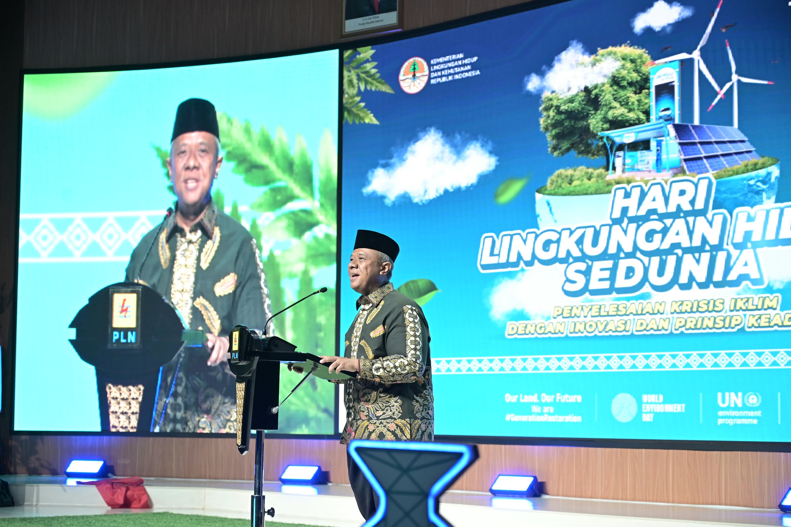 Direktur Legal dan Manajemen Human Capital PLN Yusuf Didi Setiarto saat menyampaikan sambutan dalam acara peringatan Hari Lingkungan Hidup Sedunia 2024 di Kantor Pusat PLN, Jakarta, Selasa (25/06).