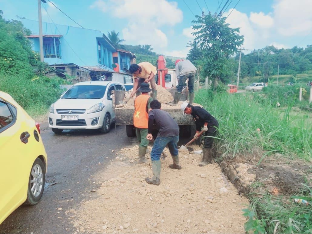 Dinas Bina Marga Cipta Karya dan Tata Ruang (BMCKTR) melakukan perbaikan jalan pada ruas Padang Luar - Simpang Malalak di Kabupaten Agam yang mengalami penurunan kemantapan jalan akibat faktor cuaca dan overload kendaraan. Foto Adpsb. 