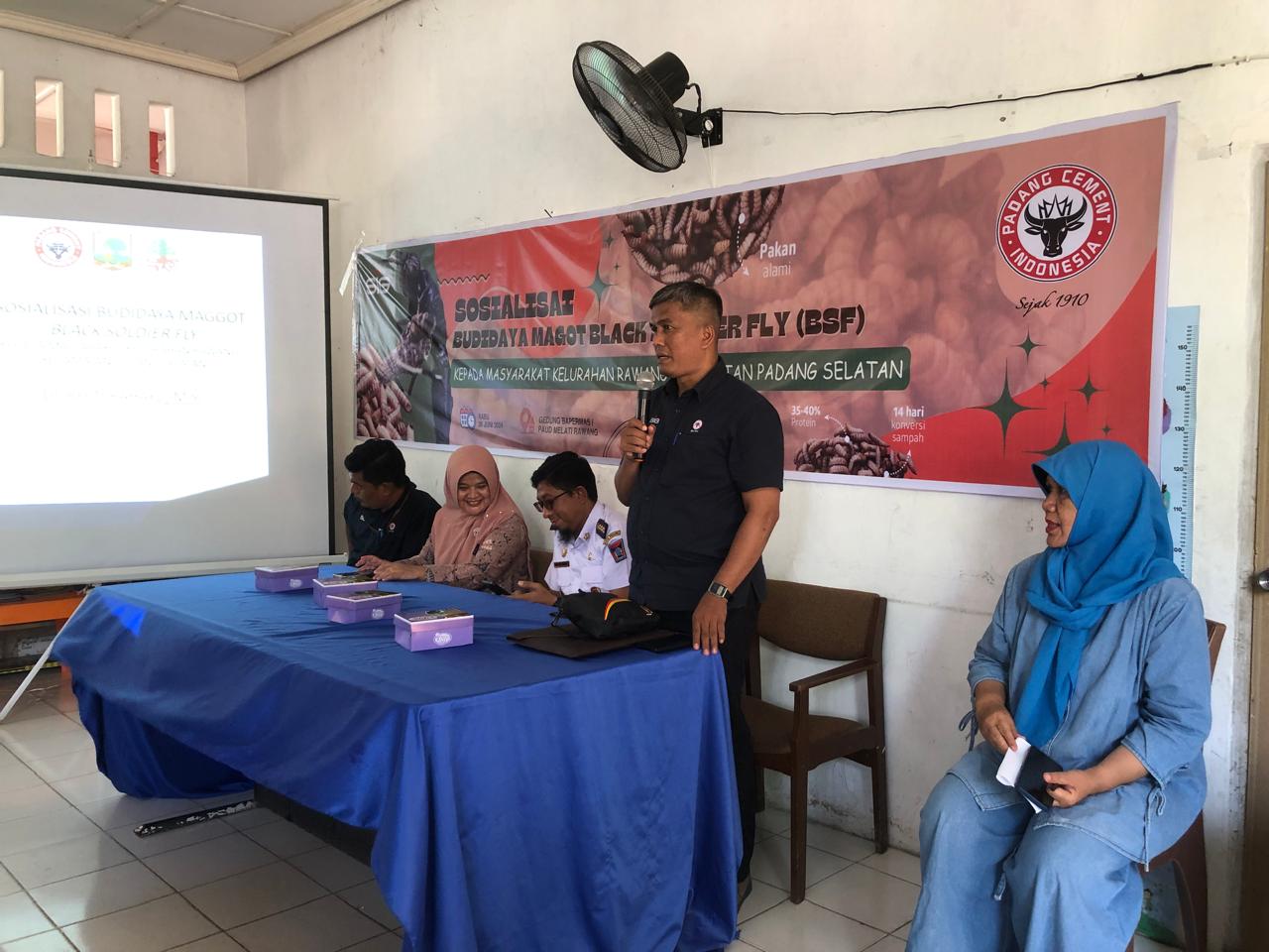 PT Semen Padang gelar Sosialisasi Budidaya Maggot Black Soldier Fly (BSF) kepada masyarakat di Kelurahan Rawang, Kecamatan Padang Selatan, Kota Padang di Gedung Bapermas, Kelurahan Rawang, Rabu (26/6/2024).