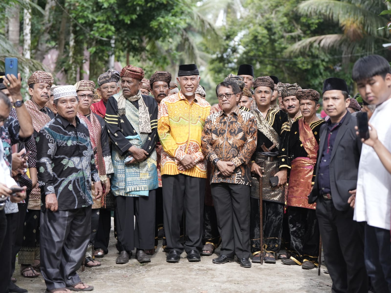 Gubernur Sumbar Mahyeldi, diantara Kaum Suku Piliang Sungai Lawai, Nagari Kuranji Hulu, Kabupaten Padang Pariaman. Foto Adpsb. 
