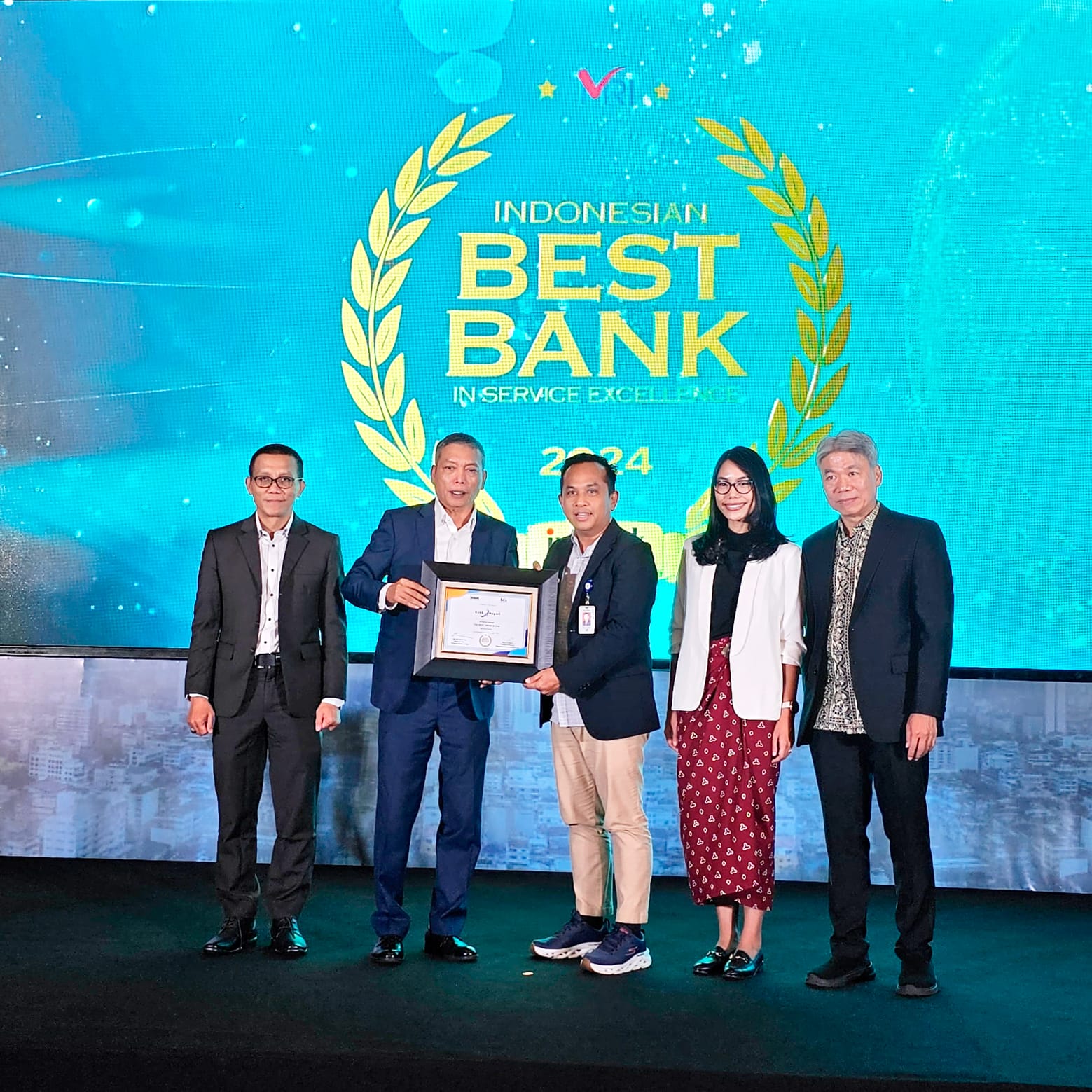 Dua penghargaan membanggakan diterima langsung oleh Direktur Utama (Dirut) Bank Nagari Gusti Candra di Kempinski Hotel Indonesia, Jakarta, Selasa (2/7).