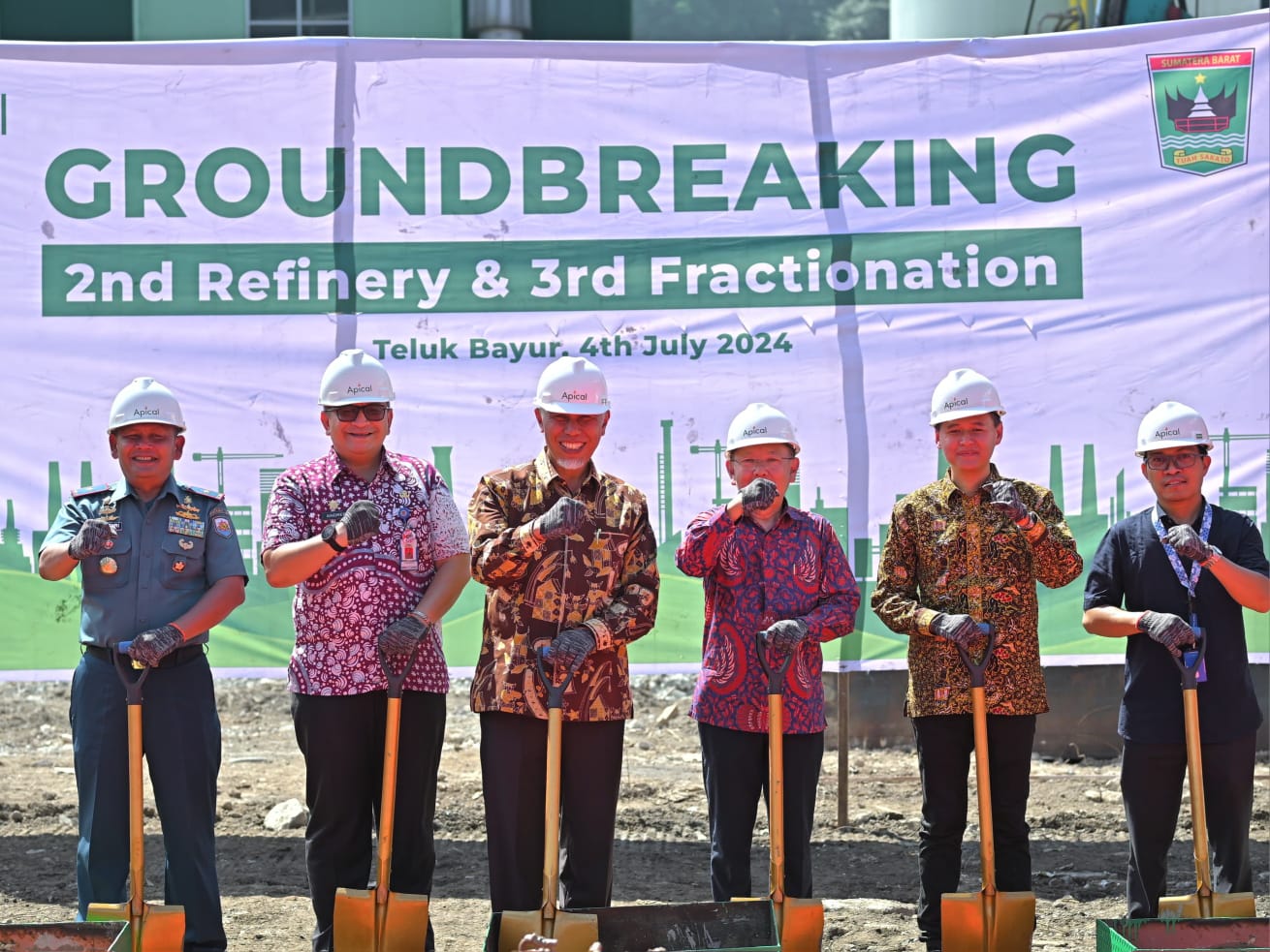 Gubernur Sumbar Mahyeldi pada acara Groundbreaking 2nd Refinery dan 3rd Fractionation PT. PRC di Teluk Bayur Padang, Kamis (4/7/2024). Foto Adpsb. 