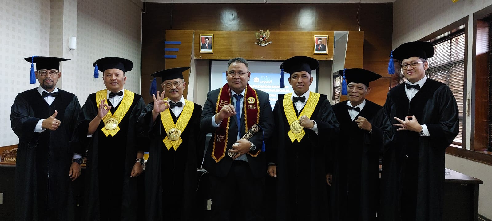 Teguh Santosa meraih gelar doktor di Unpad Bandung. Foto ist.