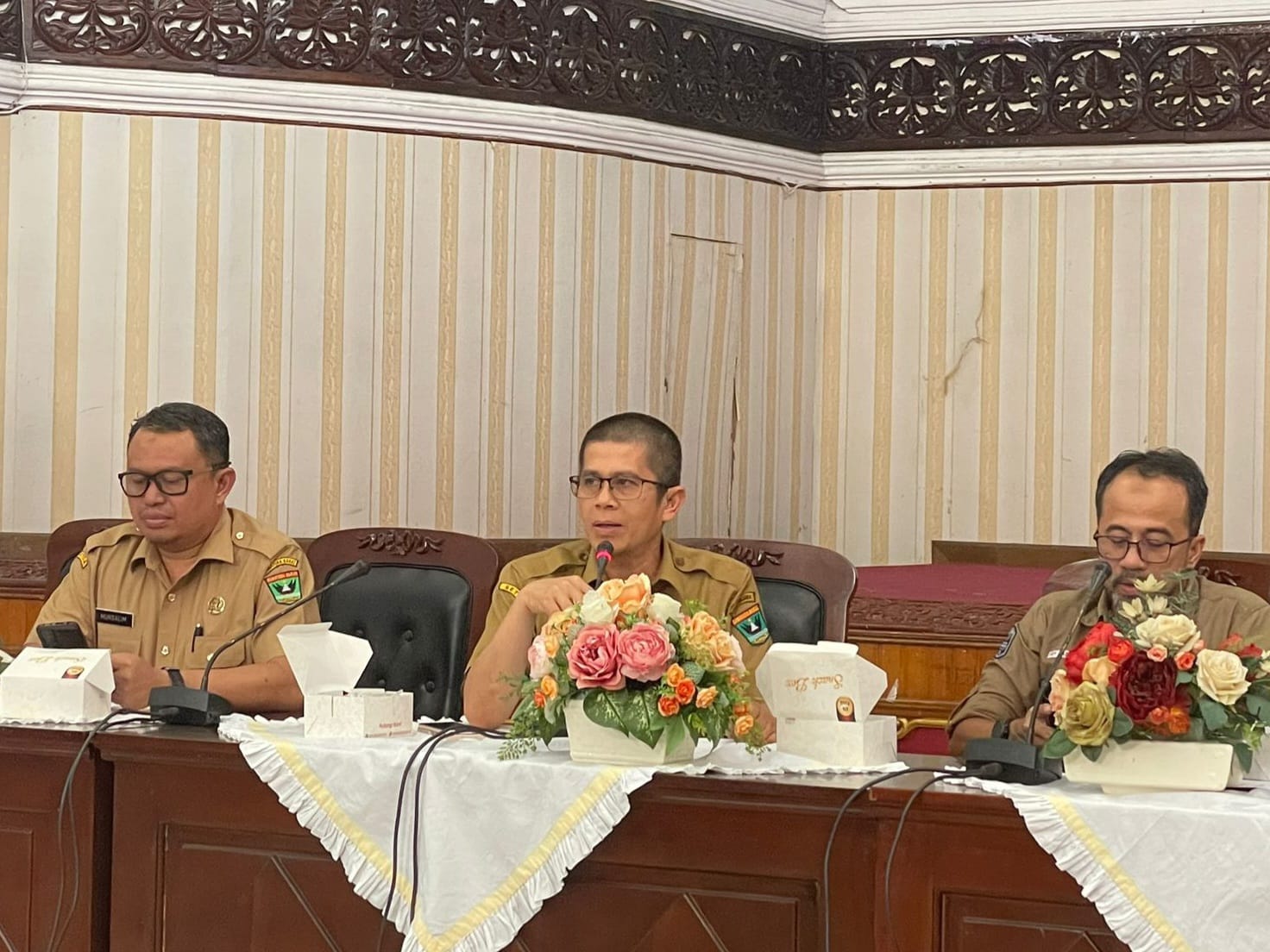 Asisten Administrasi Umum Setda Provinsi Sumbar, Andri Yulika (tengah) memimpin Rapat Persiapan HUT Kemerdekaan RI ke-79, Selasa (9/7/2024). Foto Adpsb. 
