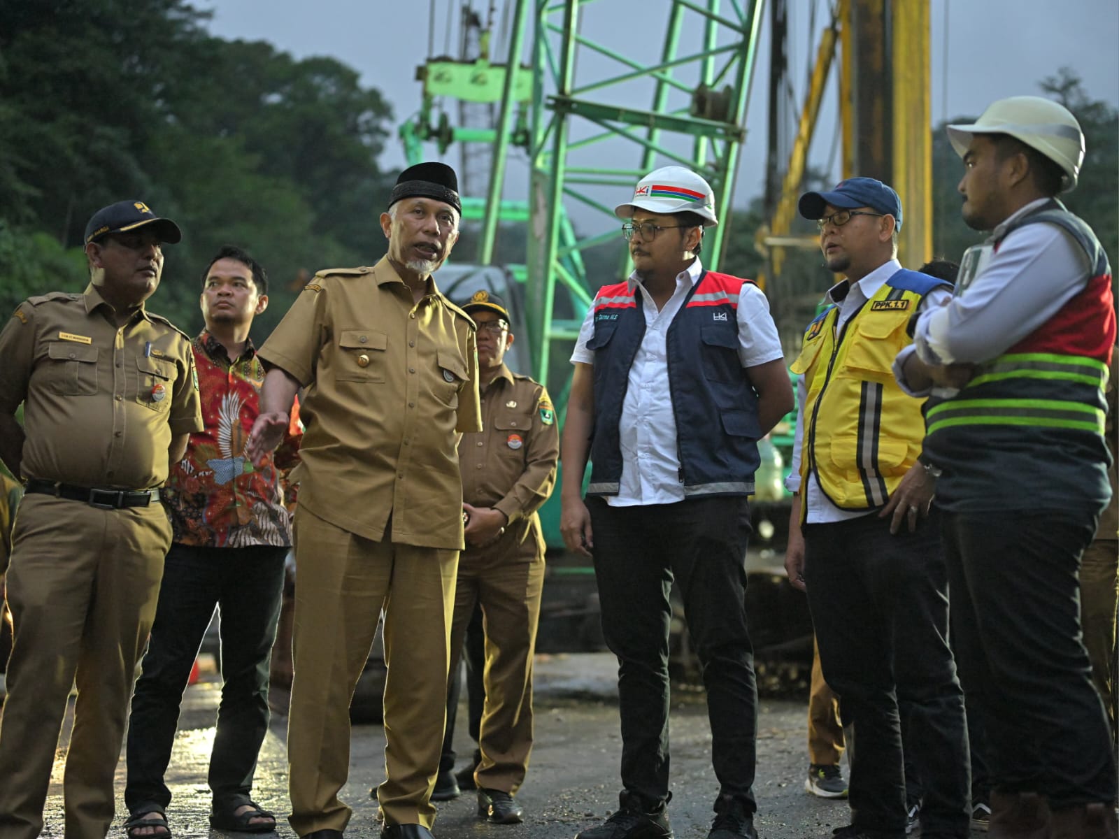 Gubernur saat meninjau proses dan perkembangan rekonstruksi permanen jalan nasional Lembah Anai, menerima penjelasan dari petugas BPJN dan HKI. Foto Adpsb. 