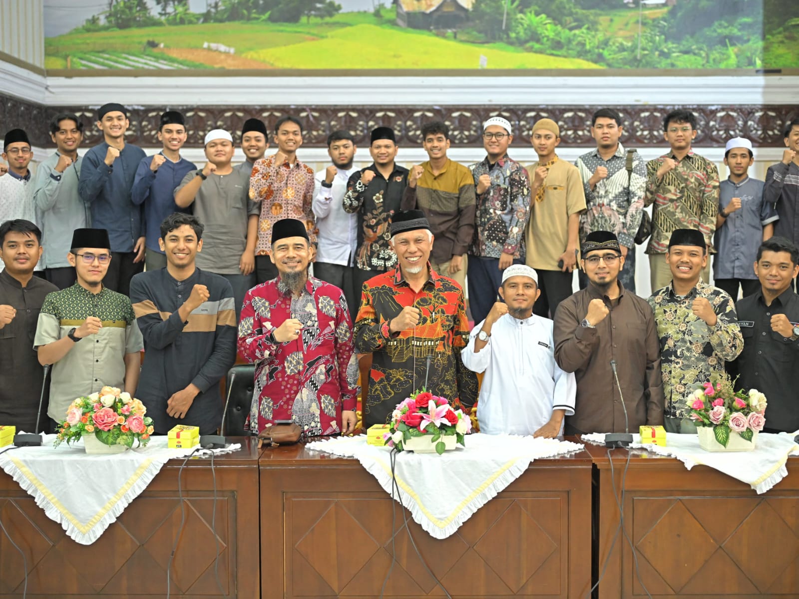 Gubernur Sumbar Mahyeldi (tengah), saat melepas rombongan FKMM ekspedisi Dakwah ke Mentawai di aula Kantor Gubernur Sumbar, Senin (15/7/2024). Foto Adpsb.