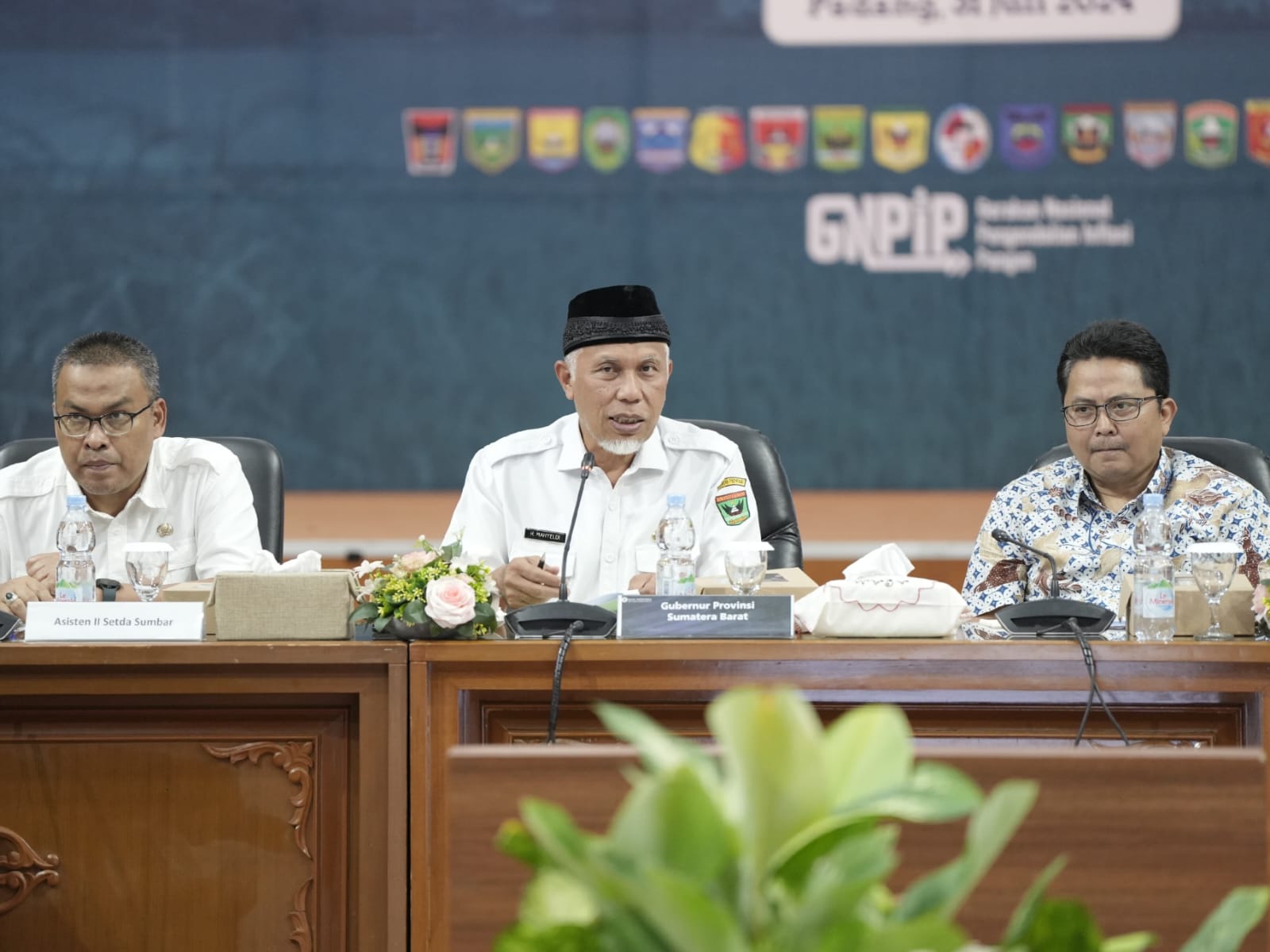 Gubernur Sumbar, Mahyeldi, memimpin High Level Meeting Tim Pengendali Inflasi Daerah (HLM TPID) Sumbar Triwulan III-2024 di aula Kantor Perwakilan Bank Indonesia (KPw BI) Sumbar, Rabu (31/7/2024). Foto Adpsb. 