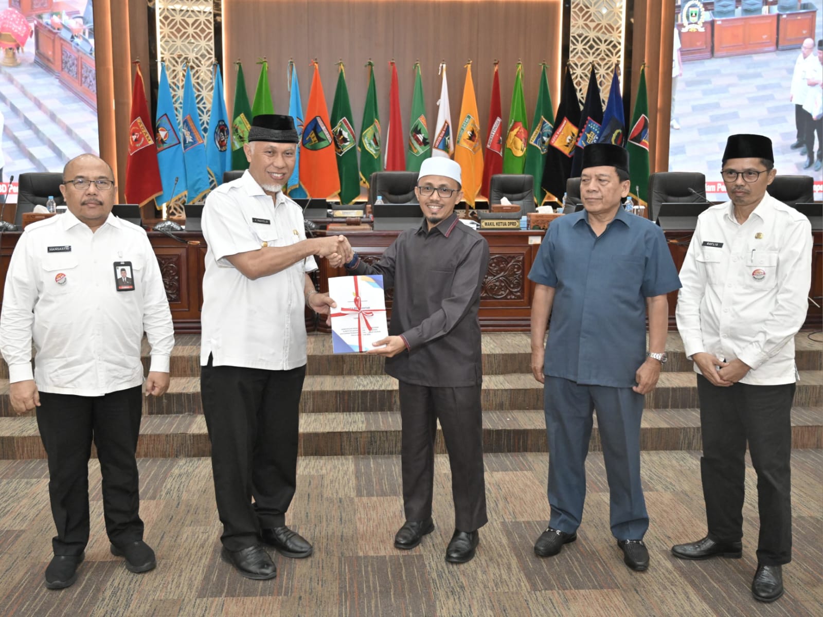 Penyerahan fisik nota pengantar perubahan APBD 2024 dari Gubernur Mahyeldi kepada Wakil Ketua DPRD Sumbar Irsyad Safar. Foto Adpsb. 