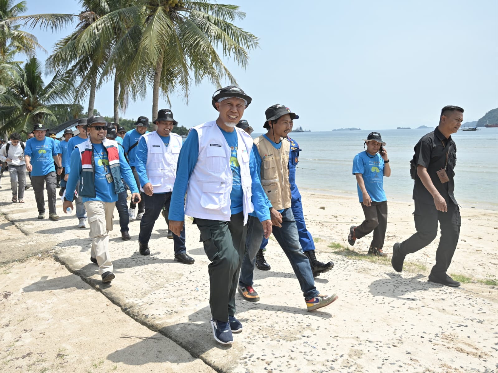 Gubernur Sumbar Mahyeldi dan rombongan bersama jajaran Pertamina menyusuri pantai di Kecamatan Bungus Teluk Kabung, Padang. Foto Adpsb. 