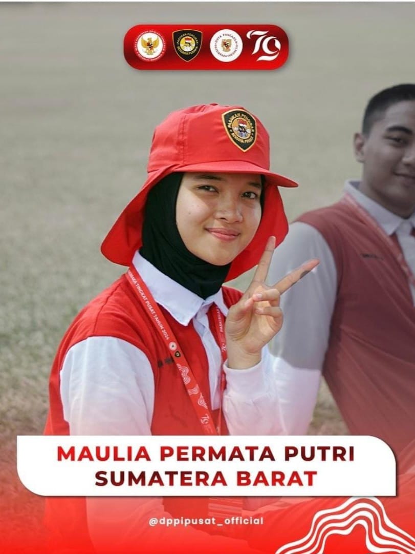 Maulia Permata Putri, siswi SMA Negeri 1 Solok,  dilatih sebagai pembawa baki bendera untuk gelaran Upacara HUT RI ke-79 di Ibu Kota Negara (IKN) 17 Agustus 2024 mendatang. Foto Adpsb. 