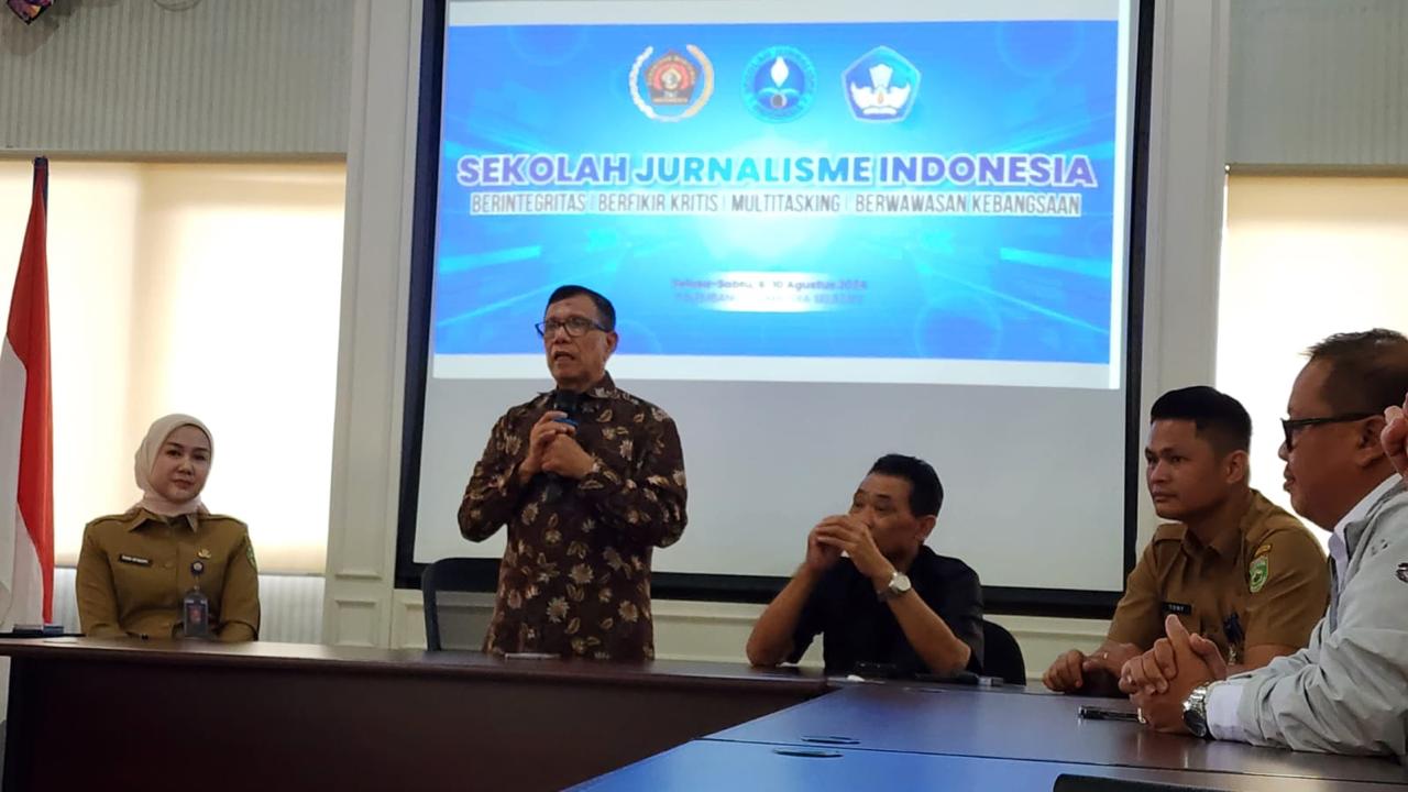 Ketua Umum PWI Pusat Hendry Ch Bangun resmi membuka Sekolah Jurnalisme Indonesia (SJI) Sumatera Selatan (Sumsel), Selasa (6/8/2024) di aula Stisipol Candradimuka Palembang. Foto Ist.