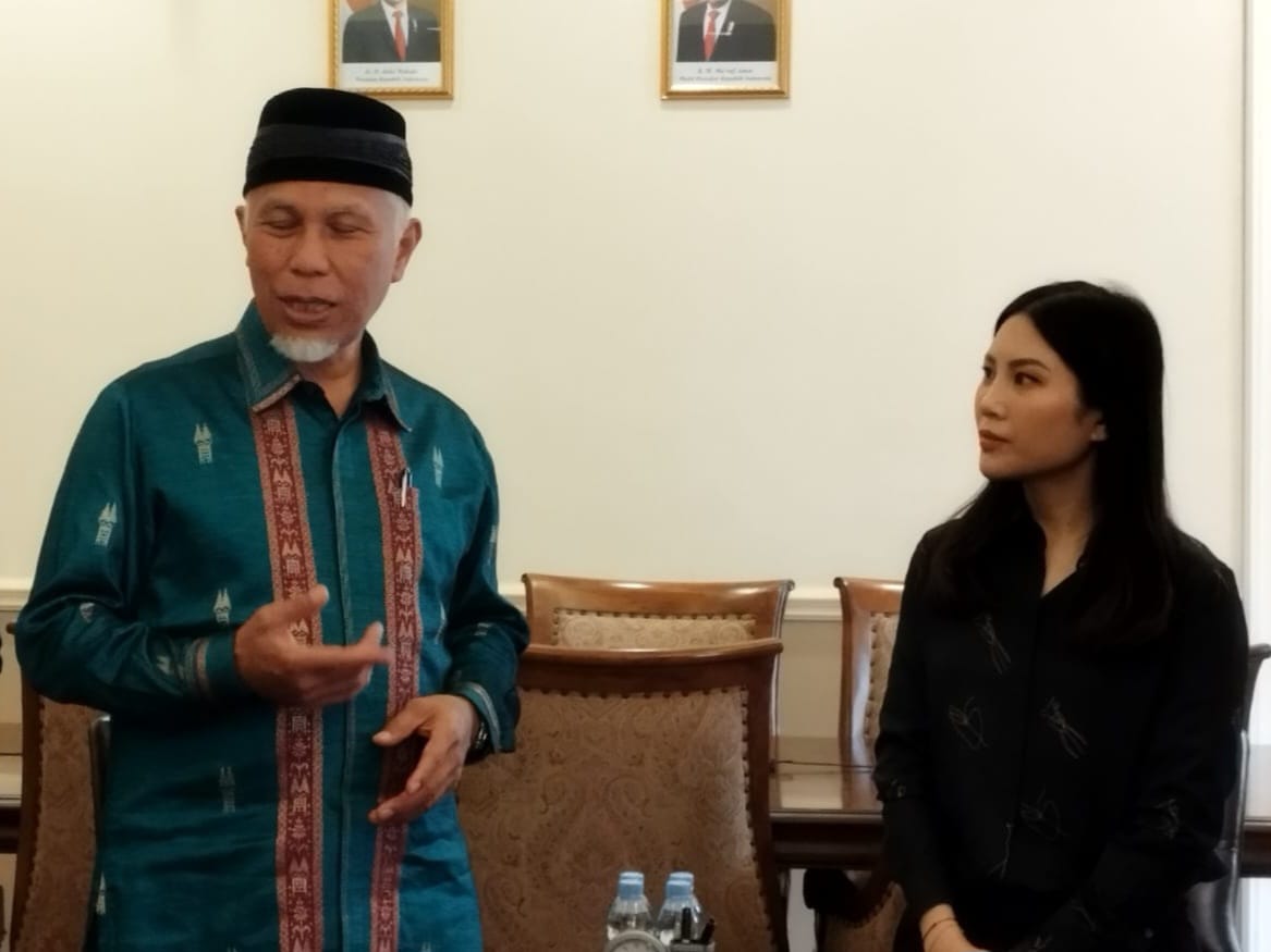 Gubernur Sumatera Barat, Mahyeldi bertemu Wakil Menteri Pariwisata dan Ekonomi Kreatif (Wamenpar), Angela Tanoesoedibjo di Kantor DPP Perindo, Jakarta, Selasa (6/8/2024). Foto Adpsb.