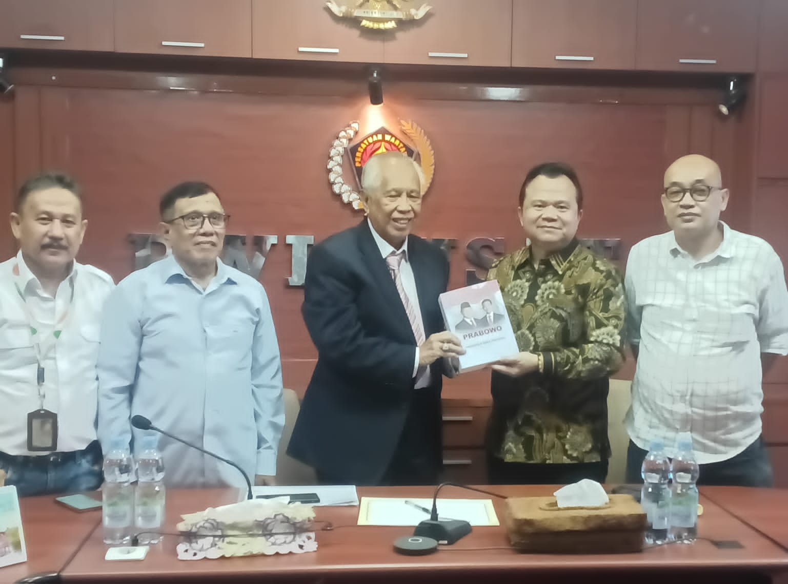 Pertemuan Ketum PWI Pusat, Hendry Ch Bangun dengan advokat Prof. OC. Kaligis dan Irjen. Pol. (Purn.) Dr. Ronny Franky Sompie. Foto dok Pwi.