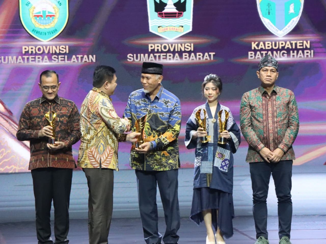 Gubernur Sumatera Barat, Mahyeldi Ansharullah menerima penghargaan Pimpinan Daerah Award 2024 I News TV, Kamis (8/8/2024) di JCH I News Tower Jakarta. Foto Adpsb. 