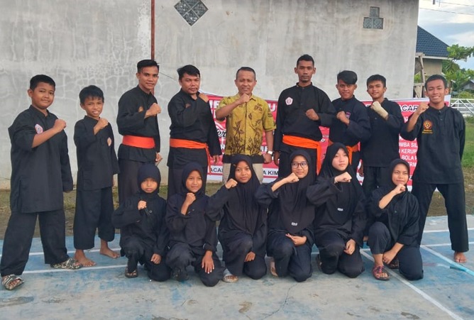 Para pendekar dari Koto Tangah cikal bakal atlet silat Sumbar masa depan. Foto Eko.