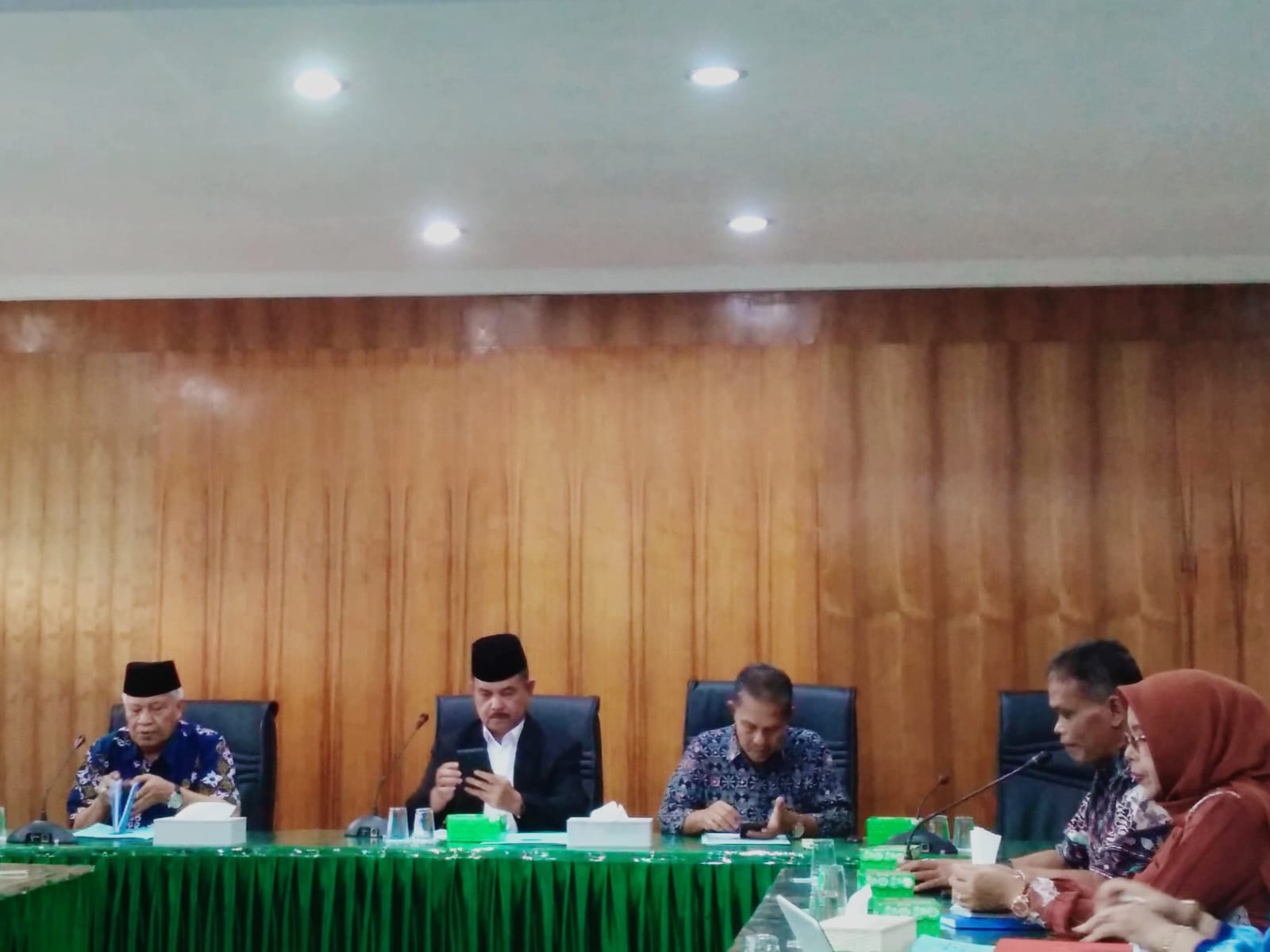 Pimpinan YSO Adabiah Padang memberikan keterangan pers, Rabu (14/8/2024). Foto rara.