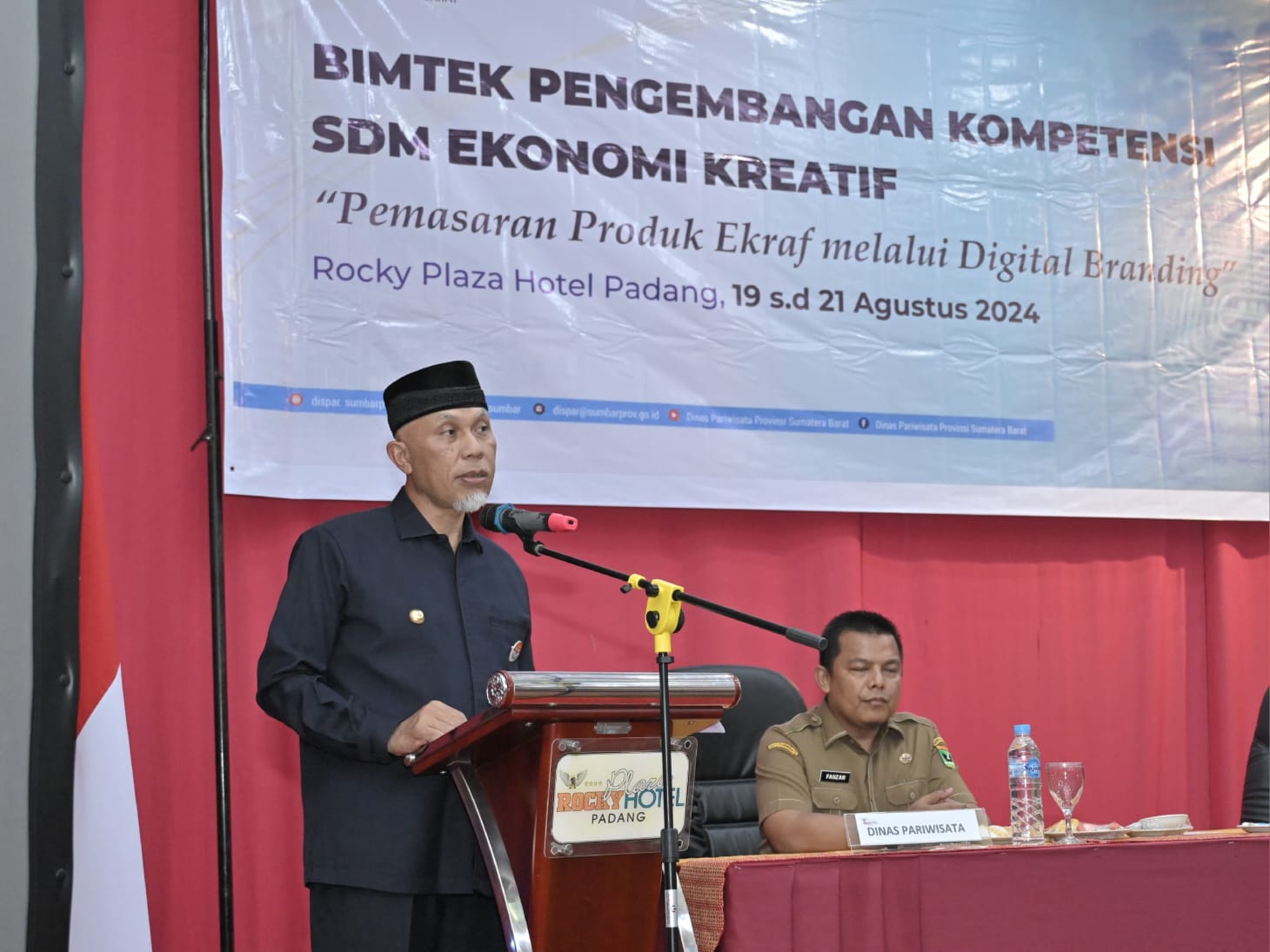 Gubernur Sumbar Mahyeldi, membuka Bimtek Pengembangan Kompetensi Ekonomi Kreatif dengan tema "Pemasaran Produk Ekraf Melalui Digital Branding" yang digelar oleh Dinas Pariwisata Sumbar, Senin (19/8/2024). Foto Adpsb. 