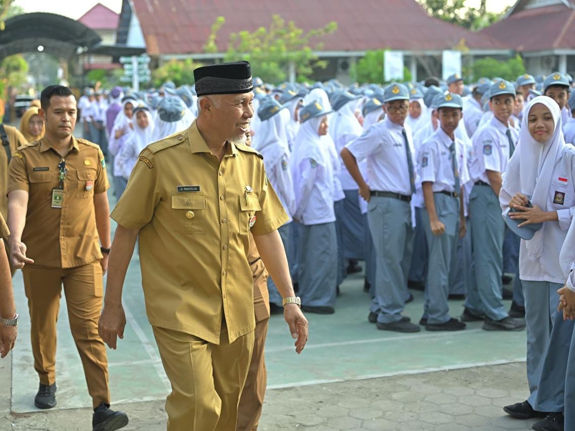 Gubernur Sumbar Mahyeldi diantara para siswa SLTA di Padang, Selasa (20/8/2024). Foto Adpsb. 