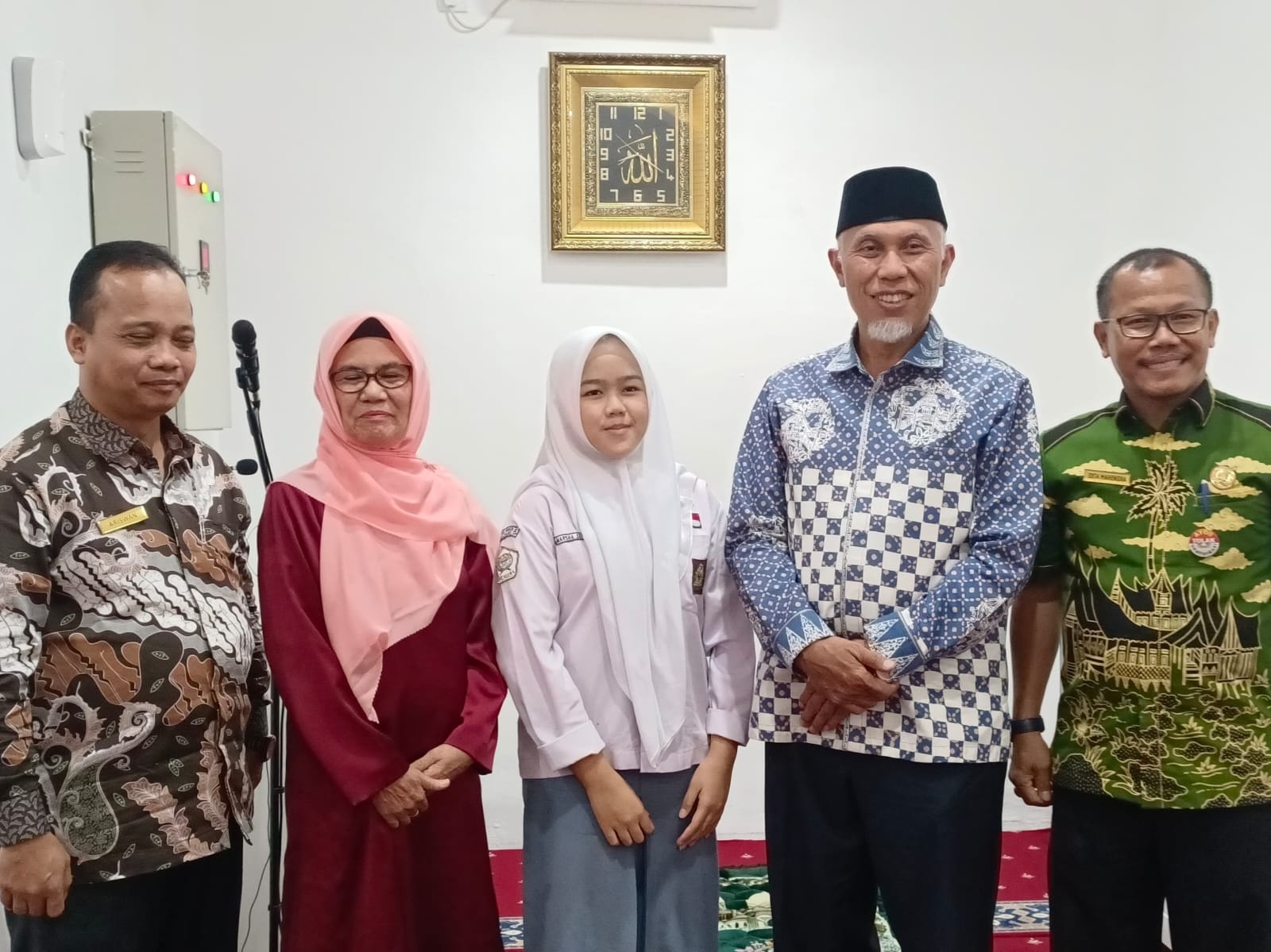 Gubernur Sumbar Mahyeldi bersama Marsya Septiani Putri, siswa SMKN 6 Kota Padang, yang akan mewakili Indonesia pada ajang peragaan busana Front Row Paris 2024. Foto Adpsb.