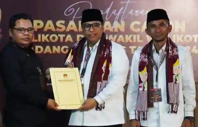 Duet Hendri Arnis _ Allex Saputra, paslon perdana mendaftar  ke KPU, Kamis ( 29/8/2024) kemaren.