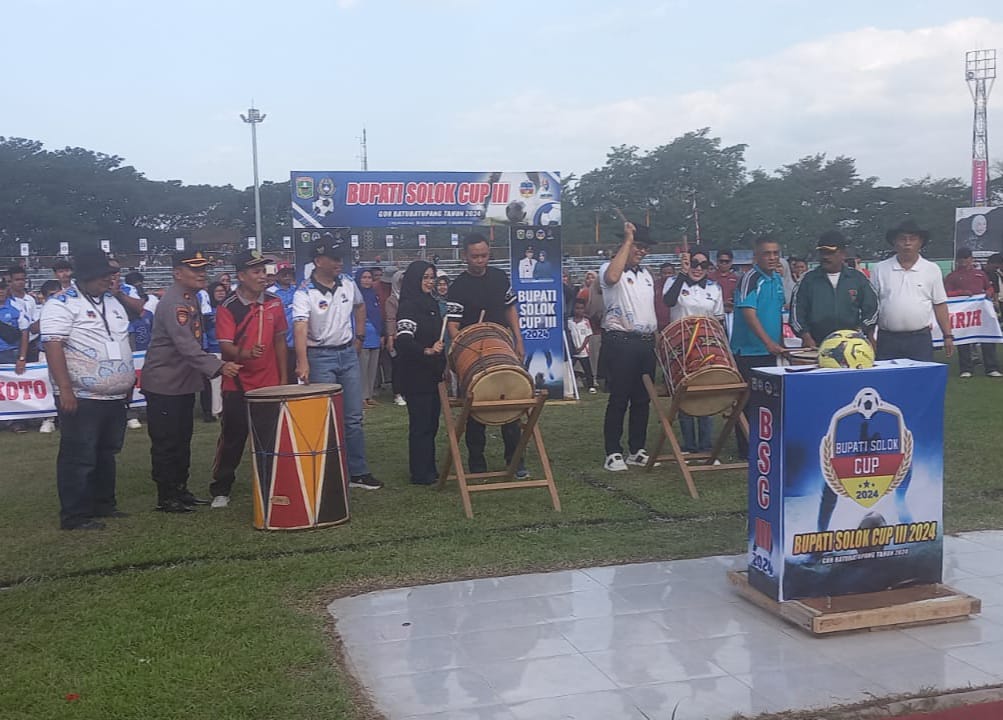 Pembukaan Turnamen yang diikuti 14 Kecamatan memperebutkan Piala Bergilir Bupati Solok ditandai dengan  pemukulan gendang olehBupati Solok Epyardi Asda, Sabtu (07/09/24)