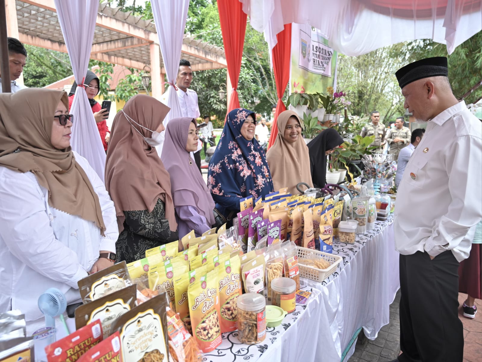 Gubernur Sumbar Mahyeldi, banyak memberikan perhatian pada UMKM dan sektor usaha masyarakat. Foto Adpsb 