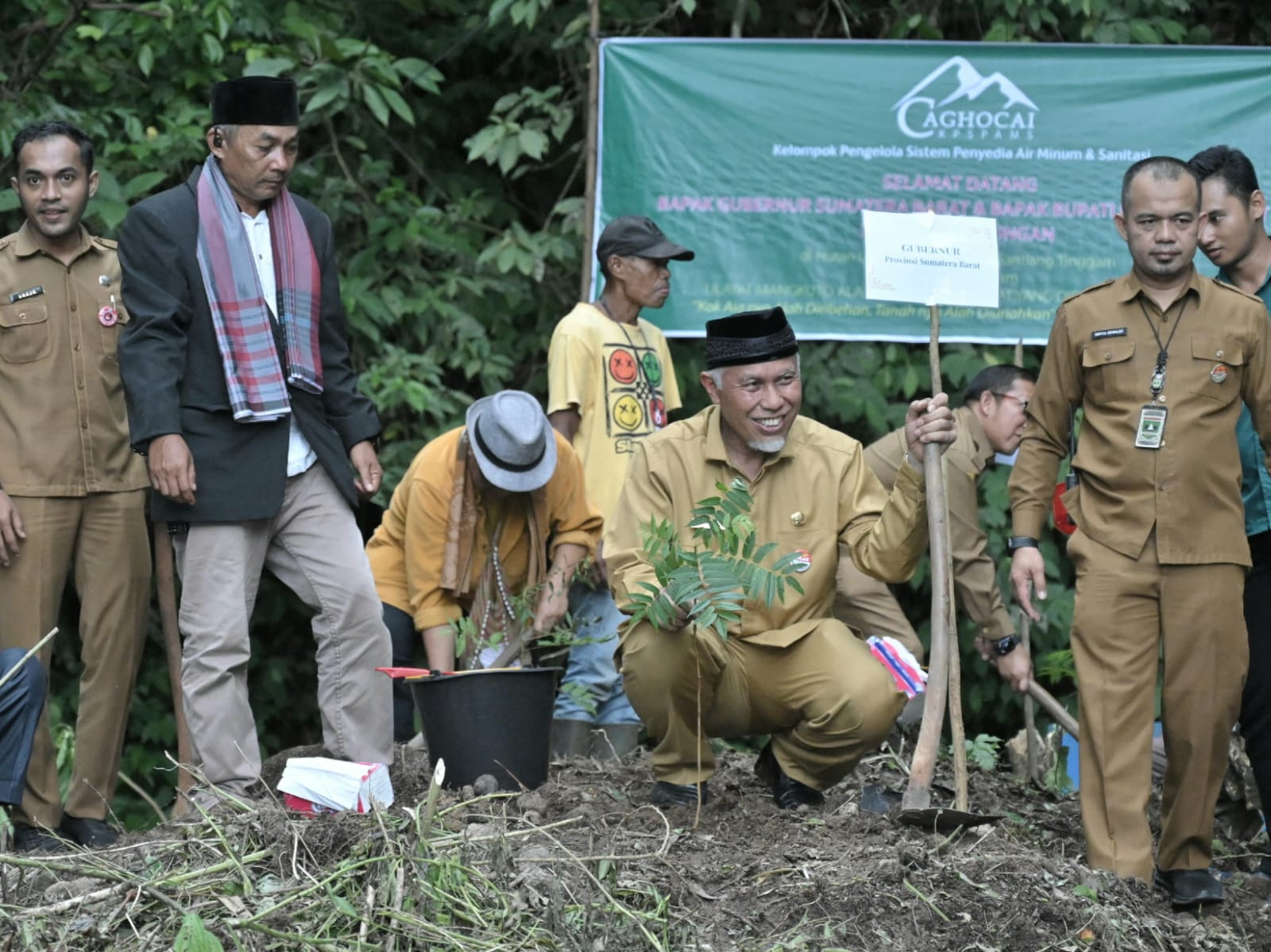 Gubernur Sumbar Mahyeldi dalam kegiatan perhutanan sosial di berbagai daerah di Sumbar. Foto Adpsb. 