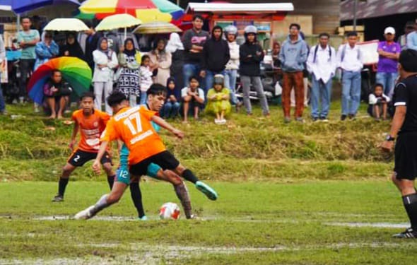 Para pemain saling berebut bola ditengah kondisi lapangan becek diguyur hujan pada ajang LPM Cup, Senin 9/9/2024) kemaren dilapangan Gunuang Sejati