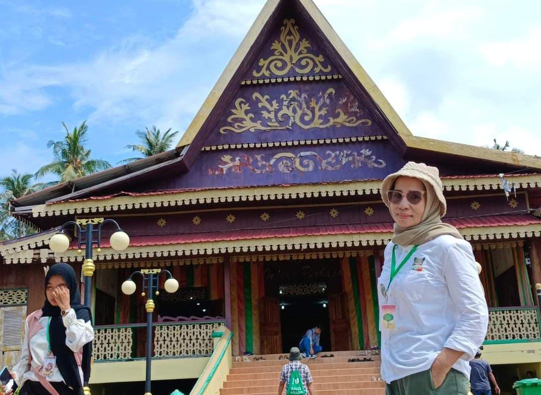 Yeyen Kiram, salah seorang penyair perempuan Sumbar yang selalu hadir dalam acara FSIGB. Foto ist.