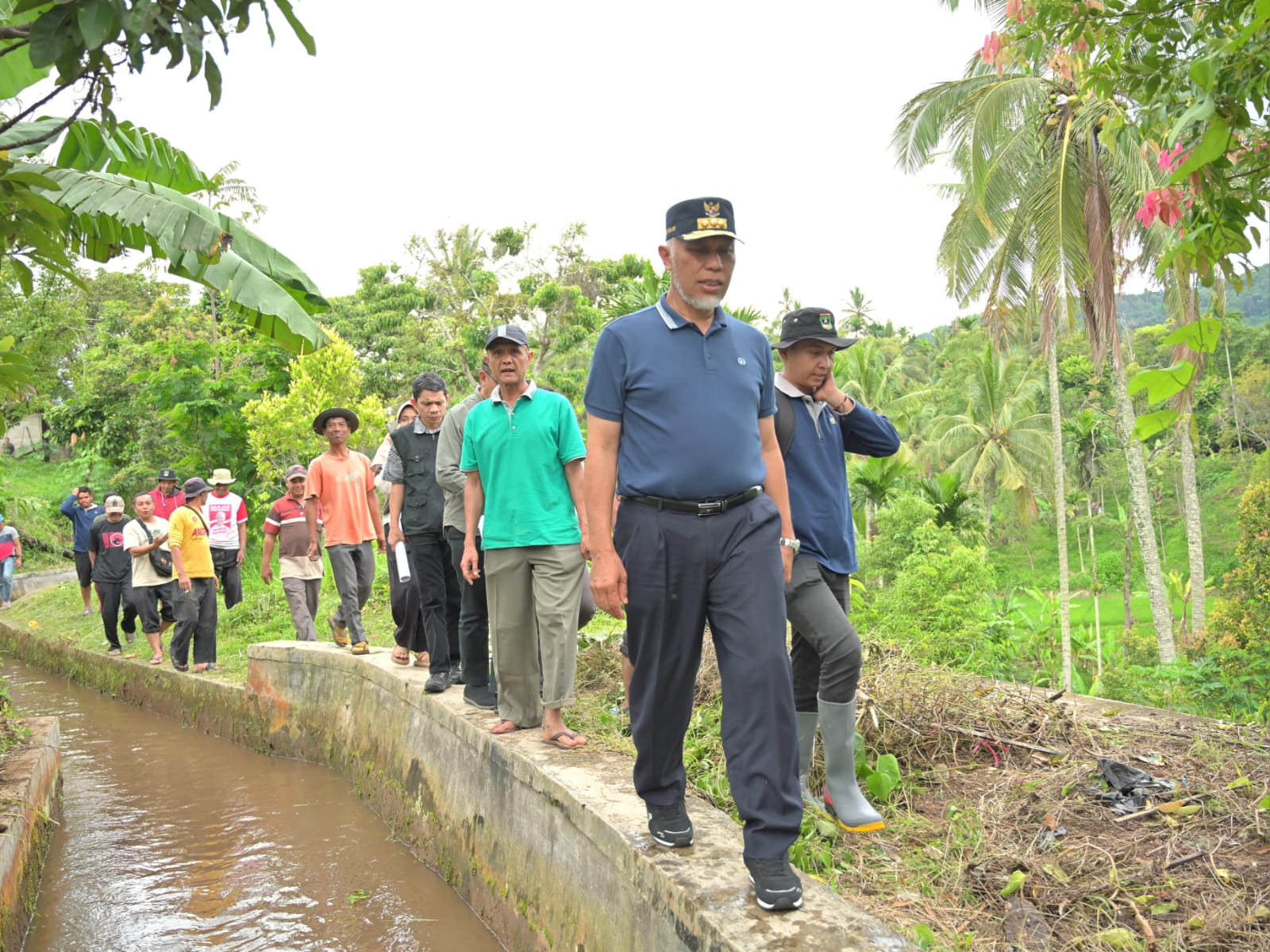 Gubernur Sumbar Mahyeldi, selalu menyempatkan diri meninjau saluran irigasi di daerah kunjungan. Foto Adpsb. 