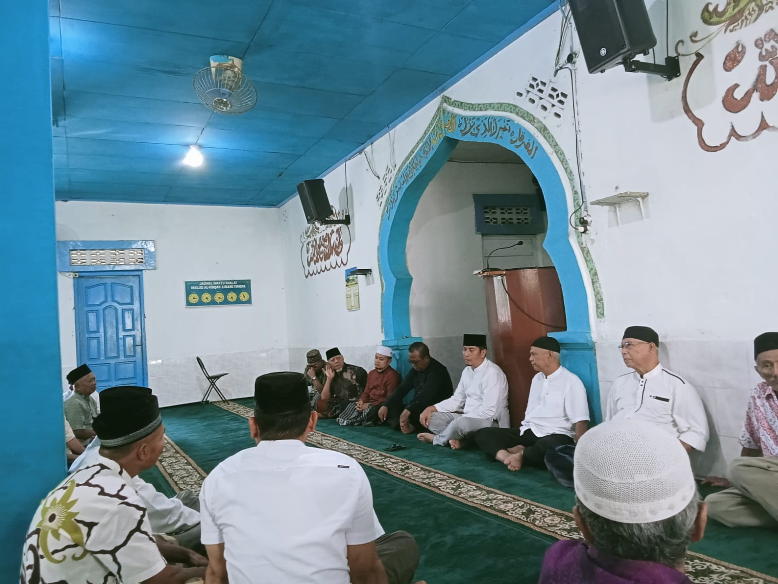 Calon Walikota Sawahlunto Deri Asta melaksanakan ibadah salat jumat di Masjid Al-Furqon, Lubang Tembok Kelurahan Saringan