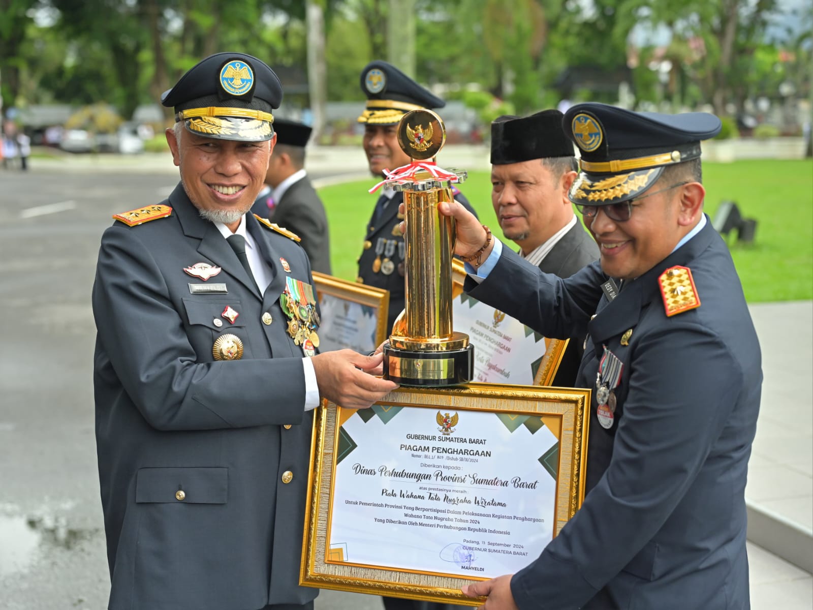 Gubernur Sumbar Mahyeldi, menyerahkan penghargaan kepada Kadinas Perhubungan, Dedy Diantolani. Foto Adpsb. 