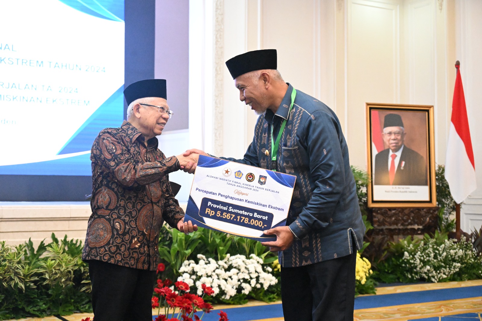 Wakil Presiden K.H. Makruf Amin, selaku Ketua Tim Nasional Percepatan Penanggulangan Kemiskinan (TNP2K) menyerahkan penghargaan kepada Gubernur Sumbar, Mahyeldi Ansharullah di Jakarta. Foto Adpsb. 