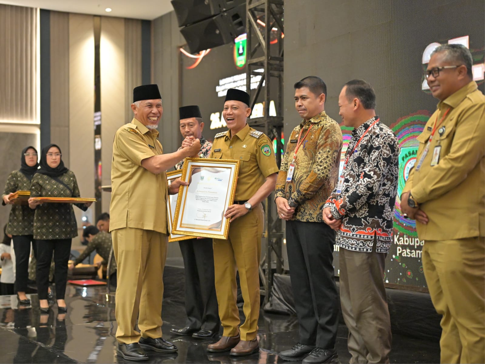 Gubernur Mahyeldi juga menyerahkan Penghargaan Paritrana Award tingkat provinsi tahun 2024 untuk 16 perusahaan serta 5 kabupaten/kota. Foto Adpsb. 