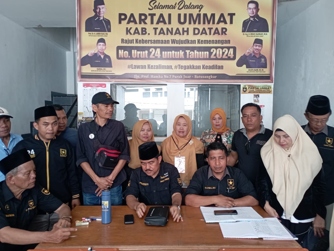 Pengurus DPD Partai Ummat menggelar sesi jumpa pers terkait dukungan yang diberikan sejumlah oknum kader selain Paslon Richi Aprian Donny Karsont. 