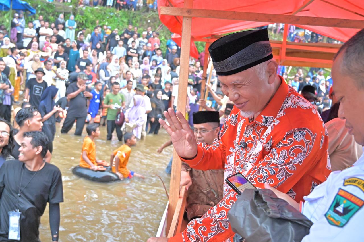 Gubernur Sumbar Mahyeldi dalam satu moment pariwisata menyapa masyarakat. Foto Adpsb. 