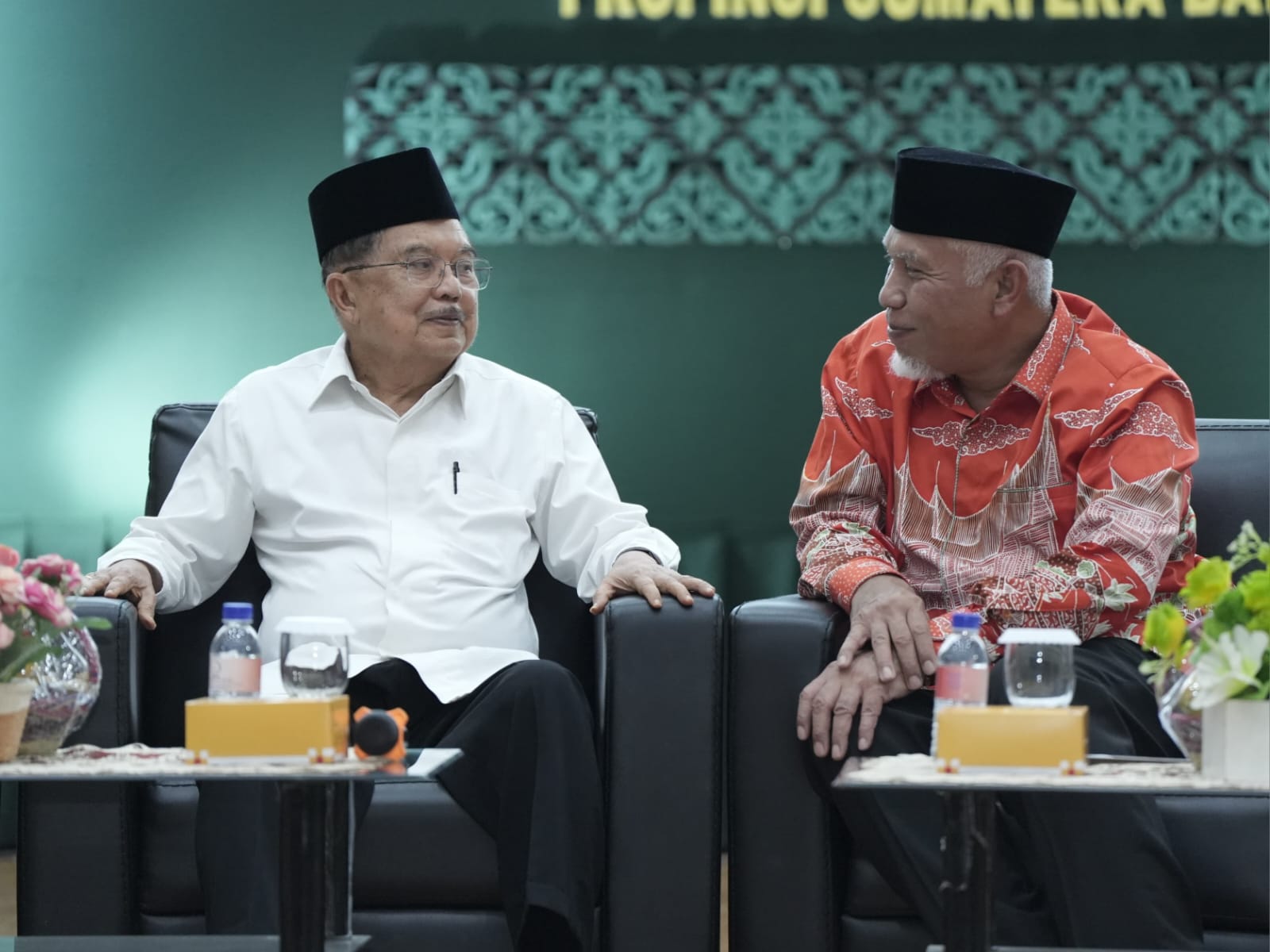 Gubernur Sumbar Mahyeldi (kanan) Ketua DMI M. Jusuf Kalla di Padang. Foto Adpsb.