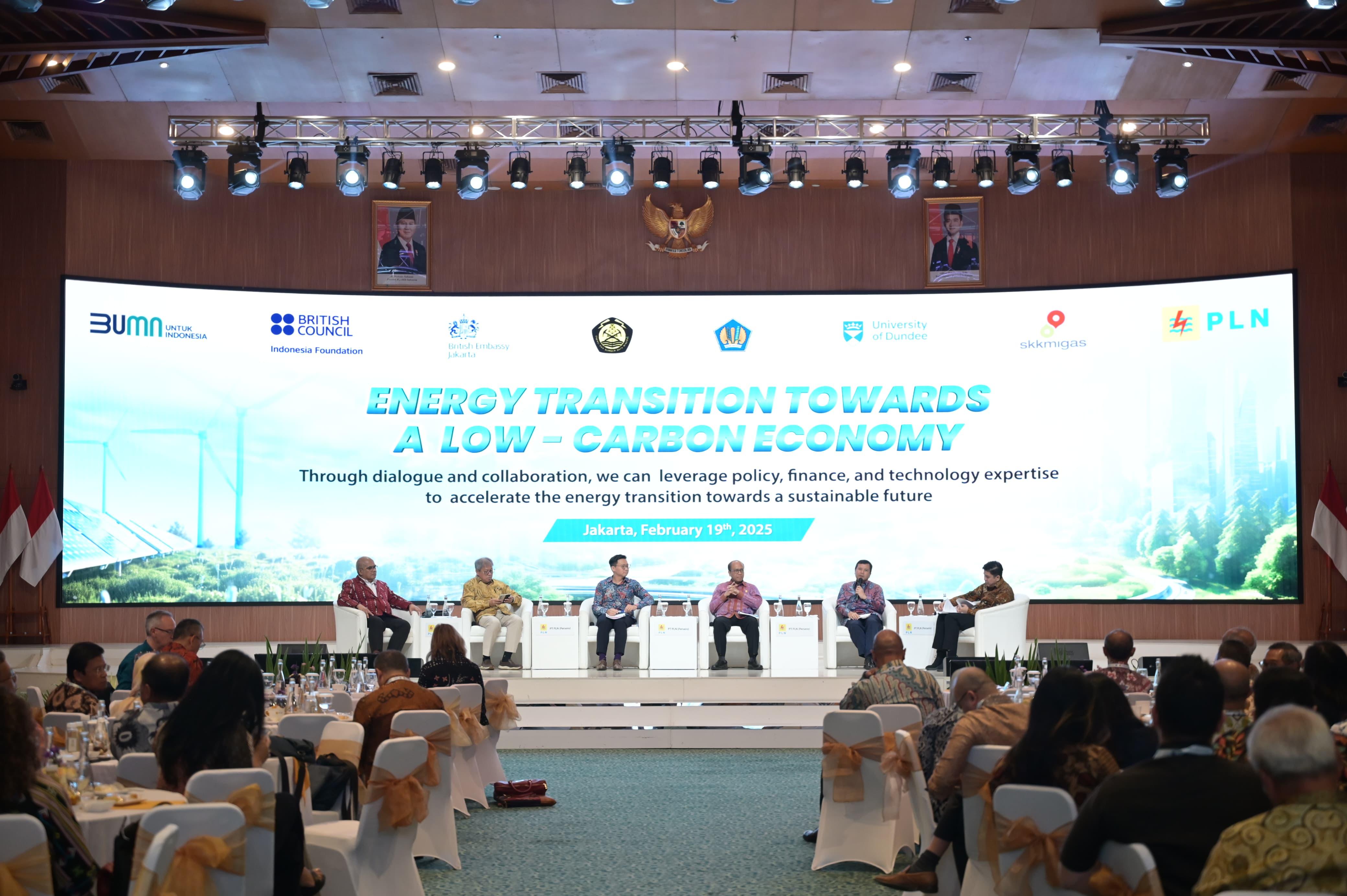 Suasana Plenary Session dengan tema “Navigating The Energy Transition Policy Maze” pada acara Public Lecture, Rabu (19/2).