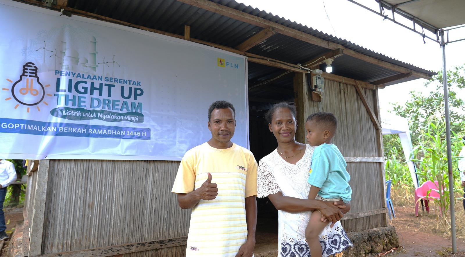 Senyum bahagia keluarga penerima manfaat Program Light Up The Dream di Kelurahan Naioni, Kecamatan Alak, Kota Kupang, Nusa Tenggara Timur.